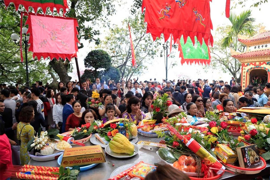 Tấp nập người đến chùa cầu bình an đầu Xuân 